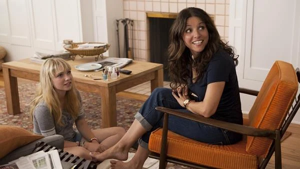 Julia Louis-Dreyfus (P) w filmie "Ani słowa więcej"