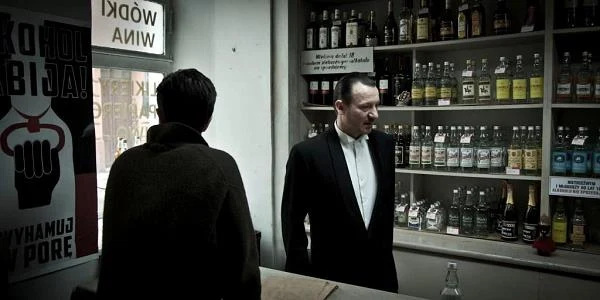 Robert Więckiewicz w scenie z filmu "Pod Mocnym Aniołem"