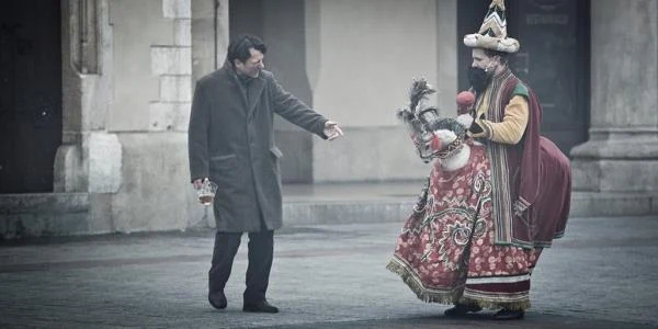 Robert Więckiewicz w scenie z filmu "Pod Mocnym Aniołem"