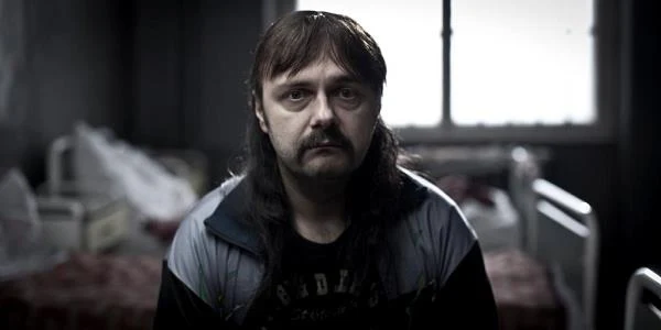 Arkadiusz Jakubik w scenie z filmu "Pod Mocnym Aniołem"