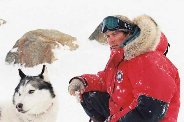 W zainspirowanej prawdziwymi wydarzeniami "Przygodzie na Alasce" (2006) Franka Marshalla.