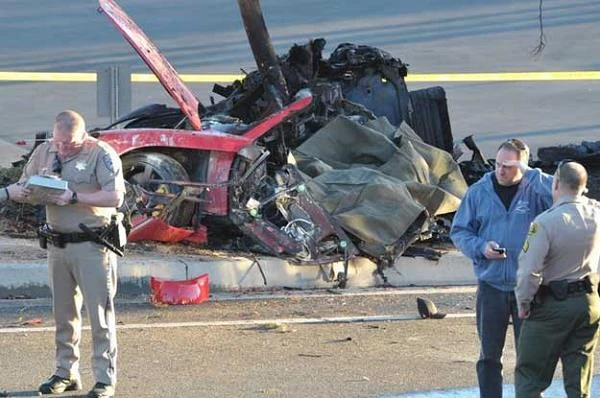 Paul Walker zginął w sobotę, 30 listopada, w wypadku drogowym na północ od Los Angeles. Walker razem ze swym kolegą jechał sportowym porsche. W miejscowości Santa Clarita pędzący z dużą prędkością samochód wypadł z drogi, uderzył w latarnię i drzewo, a następnie stanął w płomieniach.