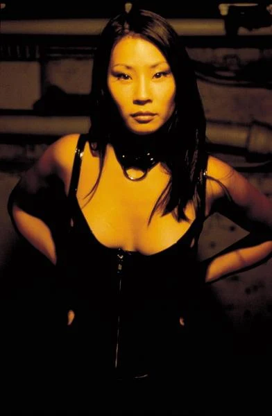 Jedną z pierwszych kinowych ról Lucy Liu był występ w filmie "Godzina zemsty", gdzie partnerowała na ekranie Melowi Gibsonowi. Aktorka wcieliła się w postać luksusowej prostytutki powiązanej ze światem chińskiej mafii.