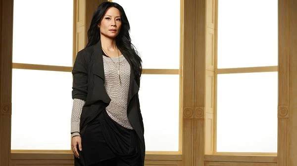 Sporo kontrowersji wywołała, gdy przyjęła rolę dr Watson w serialu "Elementary", współczesnej wersji opowieści o Sherlocku Holmesie. Wielbiciele opowiadań Arthura Conan Doyle'a oburzali się, że słynną męską postać ma zagrać kobieta."Właśnie ten pomysł spodobał mi się najbardziej" - tłumaczy gwiazda. "Tajemnicza dr Joan Watson wkracza w życie Holmesa. Między nimi rodzi się szczególna relacja, a w przyszłości, kto wie, może nawet romans?" - śmieje się Liu.
