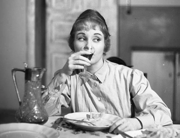 Inne role filmowe Krafftówny to m.in.: Zofia Karpińska u Leonarda Buczkowskiego w "Deszczowym lipcu" (1957), Stefka u Andrzeja Wajdy w "Popiele i diamencie" (1958), u Kazimierza Kutza - Niura (na zdjęciu) w "Nikt nie woła" (1960).