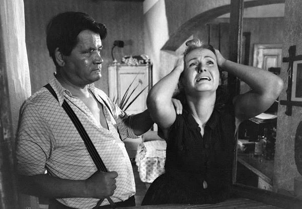 W "Popiele i diamnecie" Andrzeja Wajdy na pierwszym planie błyszczała Ewa Krzyżewska, Barbara Krafftówna zagrała rólkę Stefki, narzeczonej Staszka Gawlika (Ferdynand Matysik) - robotnika z cementowni zabitego przez Maćka Chełmickiego przy kapliczce.