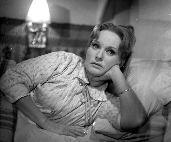 W "Cierpkich głogach" Janusza Weycherta Krafftówna stworzyła postać nauczycielki w wiejskiej szkole, Marty Szymańskiej, która po kilka latach spotyka jednego ze swych wychowanków (Ryszard Filipski).