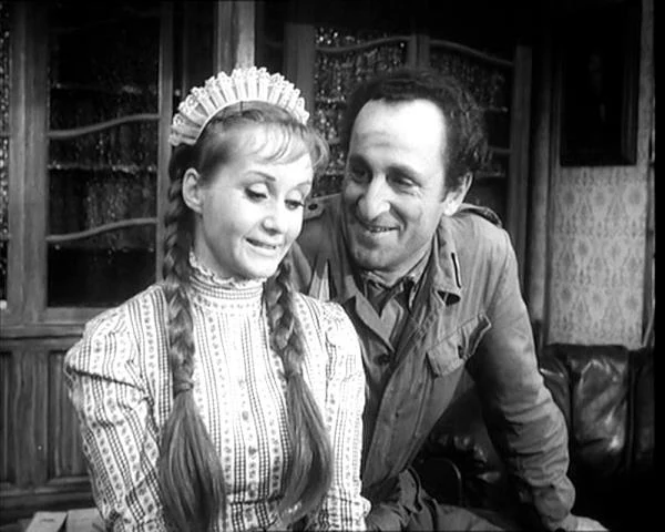 Krafftówna występowała także w serialach. Dużą popularność przyniosła jej np. rola Honoraty - żywiołowej dziewczyny z Koniakowa, którą aktorka zagrała u Konrada Nałęckiego w serialu "Czterej pancerni i pies" (na zdjęciu). U Pawła Komorowskiego wystąpiła jako pani Makowiecka, siostra Wołodyjowskiego w "Przygodach pana Michała".