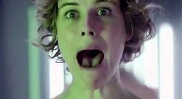 Carla Juri w filmie "Wilgotne miejsca"