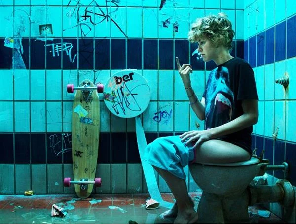 Carla Juri w filmie "Wilgotne miejsca"