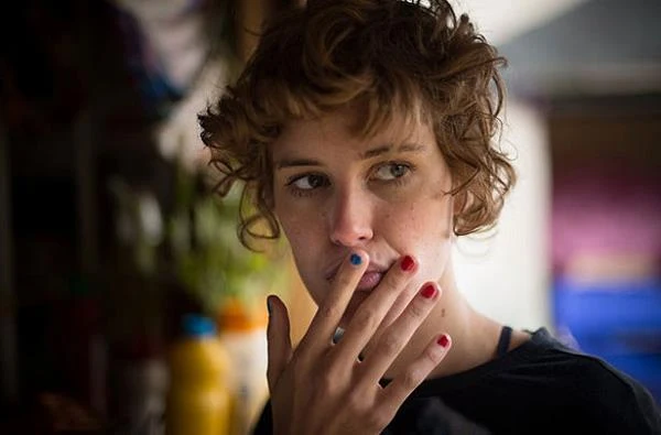 Carla Juri w filmie "Wilgotne miejsca"