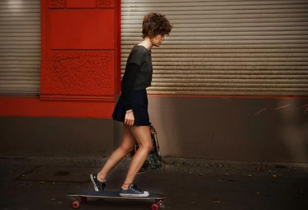 Carla Juri w filmie "Wilgotne miejsca"