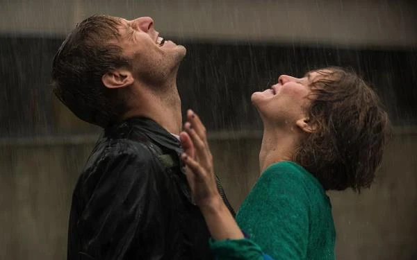 Carla Juri w filmie "Wilgotne miejsca"