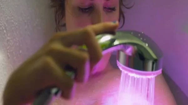 Carla Juri w filmie "Wilgotne miejsca"