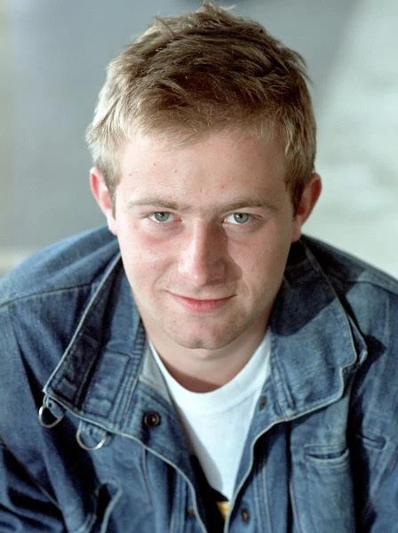 Aktor, reżyser, scenarzysta i producent Olaf Lubaszenko obchodzi w piątek, 6 grudnia, 45. urodziny! Z tej okazji wszystkim, którzy jego nazwisko kojarzą wyłącznie z czołówkami serwisów plotkarskich, przypominamy najwybitniejsze osiągnięcia w aktorskiej karierze gwiazdy "Krótkiego filmu o miłości", "Piłkarskiego pokera", czy "Zabić Sekala".

Olaf Lubaszenko zadebiutował na ekranie już w wieku 13 lat tytułową rolą w serialu "Życie Kamila Kuranta" (1982), dwa lata później oglądaliśmy go w telewizyjnym cyklu "Trzy młyny" powstałym na kanwie opowiadań Jarosława Iwaszkiewicza, gdzie w jednym odcinku wcielił się w postać niespełna 15-letniego chłopca, który po śmierci rodziców zapisuje się do Hitlerjugend.