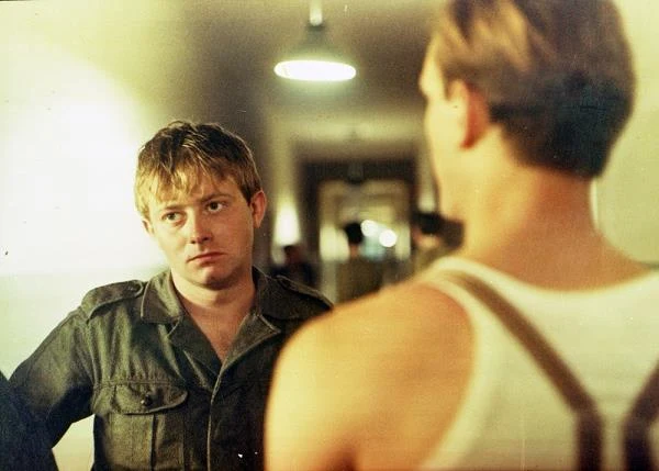 "Gorzki, wściekły film" - napisał po premierze "Krolla" jeden z krytyków. Inni nazywali dzieło Władysława Pasikowskiego "pierwszym amerykańskim filmem produkcji polskiej". Lubaszenko zagrał tytułowego bohatera - Marcina Krolla -odbywającego służbę zasadniczą żołnierza, który. tuż przed manewrami dezerteruje. - Film wzbudził kontrowersje w środowisku wojskowym. Pojawiły się głosy, że jest "nasycony wulgaryzmami i chamstwem", a "tytułowy bohater mimo pozytywnego przebiegu służby i ludzkiego podejścia do "młodych", w życiu codziennym okazuje się "damskim bokserem" i "dziwkarzem" - czytamy w Internetowej Bazie Filmu Polskiego.

W polsko-kanadyjskiej produkcji Jana Kidawy-Błońskiego "Pamiętnik znaleziony w Garbie" (1992) Olaf Lubaszenko zagrał dwie role - Janka Garbusa oraz jego ojca Antoniego w młodości. Zapomniany dziś obraz to pierwszy międzynarodowy sukces aktora - w 1993 roku na festiwalu w Cancun Lubaszenko zdobył nagrodę za najlepszą męską rolę.