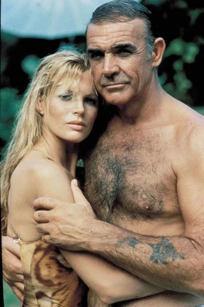 Kim Basinger urodziła się 8 grudnia 1953 roku w Athens, w stanie Georgia. Jako dziecko była bardzo nieśmiała. Aby przezwyciężyć nieśmiałość, rodzice zapisali ją na lekcje tańca. Przełomem stał się konkurs piękności, w którym 16-letnia Kim została wybrana Miss Junior stanu Georgia. W wieku 20 lat Kim została modelką, ale marzyła o aktorstwie. W 1976 roku wyjechała do Los Angeles, gdzie pojawiła się w jednym z odcinków serialu "Aniołki Charlie'ego". Prawdziwa sława przyszła wraz z rolą dziewczyny Bonda w "Nigdy nie mów nigdy" (1983), w którym pojawiła się u boku Seana Connery.