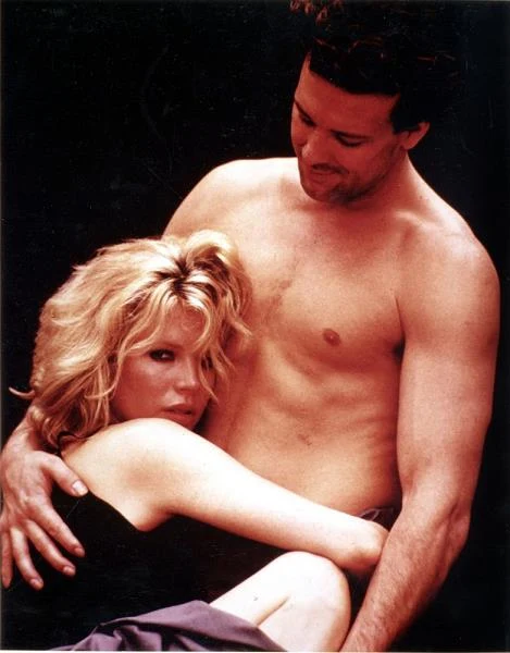 Największy rozgłos przyniósł jej dramat "9 i pół tygodnia" (1986), w którym partnerował jej Mickey Rourke. Śmiałe sceny erotyczne sprawiły, że Basinger okrzyknięto symbolem seksu.