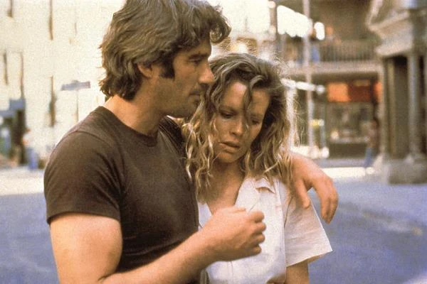 Piękna aktorka zaczęła pojawiać się w hollywoodzkich produkcjach. W 1996 roku zagrała u boku Richarda Gere'a w filmie "Bez litości".