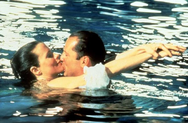 Kim Basinger partnerowała na planie najpopularniejszym w latach 80. aktorom. W "Randce z nieznajomą" (1987) spotkała się na planie z Brucem Willisem.