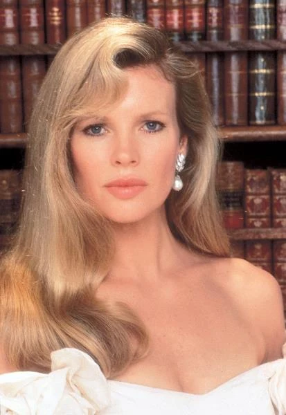 Będąc na szczycie popularności aktorka przyjęła rolę w filmie Tima Burtona "Batman" (1989). Produkcja została świetnie przyjęta zarówno przez krytyków, jak i fanów kultowego komiksu.