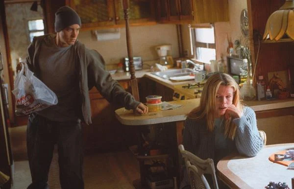 W 2002 roku aktorka wystąpiła w głośnym filmie "8 mila". Zagrała tam przejmującą rolę - alkoholiczkę i matkę głównego bohatera, w którego brawurowo wcielił się znany raper Eminem.