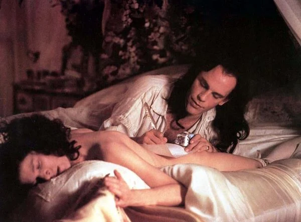 "Valmonta gra młody jeszcze John Malkovich z taką pogardą dla świata, że widz waha się między podziwem a wstrętem. Ten nader męski wicehrabia wydaje się podszyty gejem, co pogłębia jego rys zepsucia" - pisał o roli Malkovicha w "Niebezpiecznych związkach" Stephena Frearsa krytyk Krzysztof Kłopotowski.