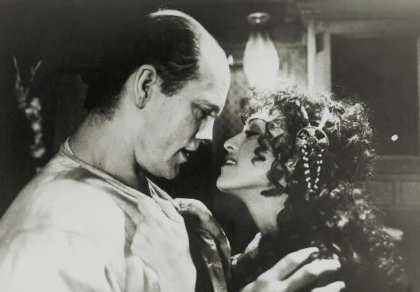 Na planie "Cieni we mgle" Woody'ego Allena Malkovich spotkał sie z Madonną. W hołdzie złożonym filmowemu ekspresjonizmowi aktor zagrał rolę cyrkowego klauna.