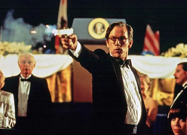 Drugą nominację do Oscara przyniosła Malkovichowi kreacja w "Na linii ognia" z 1993 roku, gdzie wcielił się w postać zawodowego zabójcy i mistrza charakteryzacji - Mitcha Leary'ego, któremu w zabójstwie na prezydenta USA przeszkodzić ma doświadczony agent ochrony rządu - Frank Horrigan (Clint Eastwood).

