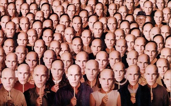 W komedii Spike'a Jonze'a "Być jak John Malkovich" główny bohater (grany przez Johna Cusacka), niczym Alicja w Krainie Czarów, znajduje w domu tajne drzwi prowadzące do... mózgu Johna Malkovicha.