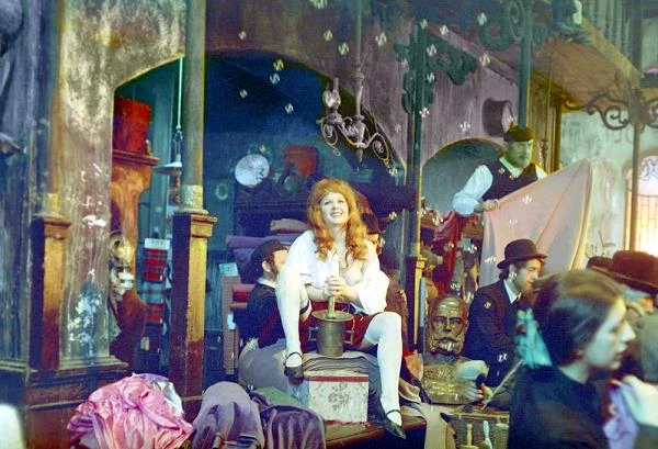 Wizyta w sanatorium przenosi Józefa w surrealistyczny świat z pogranicza jawy i snu. Odbywa podróż w różne pętle czasu przeszłego - lata dzieciństwa i fantastycznych marzeń. Ożywa dom rodzinny, małe żydowskie miasteczko, sklep ojca, z którym nie mógł znaleźć kontaktu, niezwykły ogród Bianki (Bożena Adamek), która odrzuciła jego miłość i odeszła z jego przyjacielem Rudolfem (Filip Zylber) oraz frywolna Adela (Halina Kowalska)...