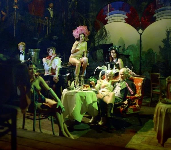 "Sanatorium pod Klepsydrą" to jeden z najpiękniejszych wizualnie i najbardziej oryginalnych filmów polskich. "Poetycka refleksja na temat przemijania oraz nieodwracalności śmierci. Has przywołał na ekran uniwersum sennego marzenia inkrustowanego odpryskami wspomnień dzieciństwa, w którym przemieszały się różne pierwiastki: monarchia austro-węgierska, kresowa subkultura żydowskich miasteczek i marzenia małego chłopca" - czytamy w "Leksykonie polskich filmów fabularnych".