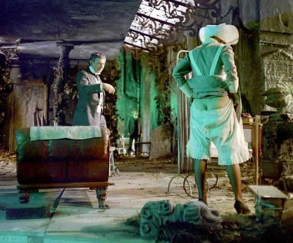 "Gdy proza Schulza ma barwę spełzłego gobelinu - 'Sanatorium pod Klepsydrą' Hasa urzeka jakby chorobliwą, przedśmiertną barwnością, czy też inaczej: chorobliwym, trochę sztucznym nawrotem życia. Wszystko zostaje jakby podniesione w rejestrze tonów, staje się z jednej strony straszniejsze, z drugiej - powabniejsze" - pisał w "Kinie" krytyk Konrad Eberhardt.