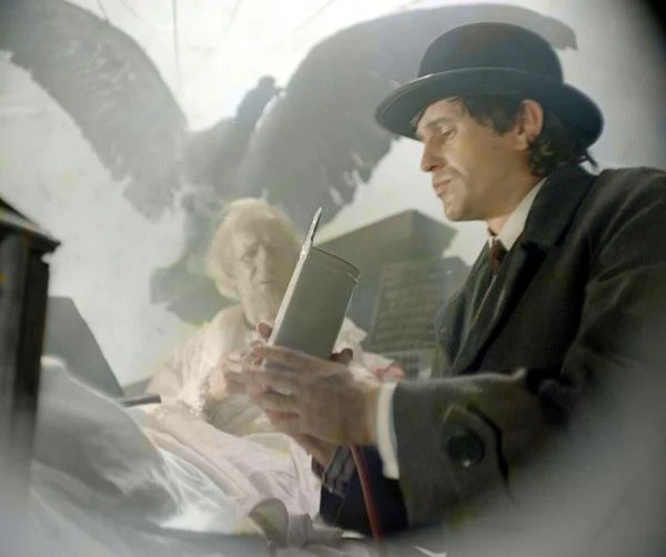 "Czynności pozornie banalne, jak wyglądanie przez oszronione okno, pełzanie pod łóżkiem, schylanie się, by podnieść motyla, wdrapywanie się na mur wywołują nieprzewidziane konsekwencje: nagle Józef znajduje się gdzie indziej, przeniesiony w nowy obszar snu tajemniczo przylegający do poprzedniego. A zatem to czas może stać się głównym bohaterem filmu" - pisała Anne Guerin Castell w "Kwartalniku Filmowym".