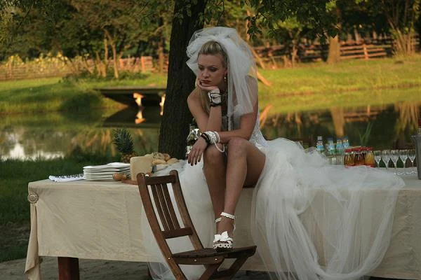 Jej pierwszą kinową rolą była postać Ani w filmie "Pod powierzchnią" (2006) - historii czwórki osób, które spotykają się w domu nad jeziorem, a podczas wspólnie spędzanych ze sobą chwil odżywają w nich skrywane namiętności. Zaraz po niej wystąpiła w gwiazdorsko obsadzonym "Futrze" (2007) Tomasza Drozdowicza. Większość widzów zapamiętała ją jednak dopiero po występie w słynnym "Testosteronie" (2007) Andrzeja Saramonowicza i Tomasza Koneckiego, w którym wcieliła się w piękną i rozchwytywaną piosenkarkę - niedoszłą żonę bohatera granego przez Piotra Adamczyka.