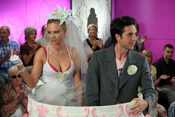 Rok później doczekała się wreszcie głównej roli w filmie nierozłącznego wydawałoby się duetu polskich filmowców. "Idealny facet dla mojej dziewczyny" Koneckiego ze scenariuszem Saramonowicza opowiadał o tym, jak wielką siłę ma miłość od pierwszego wejrzenia. Na ekranie Boczarskiej towarzyszył Marcin Dorociński. W 2010 roku Boczarska stworzyła najlepszą jak dotąd filmową kreację w "Różyczce" Jana Kidawy-Błońskiego. Film opowiadał o zaślepionej uczuciem do agenta (Robert Więckiewicz) tajnych służb dziewczynie (Boczarska), która rozkochuje w sobie na jego polecenie znanego pisarza (Andrzej Seweryn). Jej zadaniem jest inwigilowanie kochanka. "Różyczykę" nagrodzono na festiwalu filmowym w Gdyni Złotymi Lwami, a Boczarska została uznana na tej imprezie za najlepszą aktorkę.