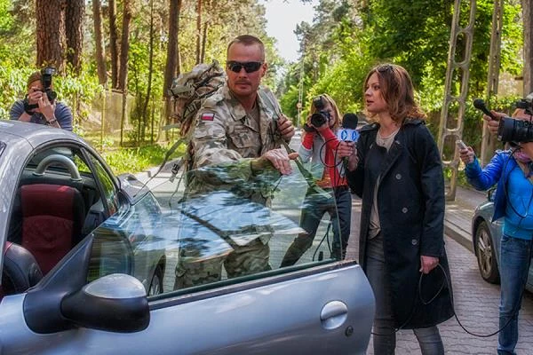 Jej dwa ostatnie telewizyjne występy związane są z osobą Pawła Małaszyńskiego. Najpierw zagrali wspólnie w serialu produkcji HBO "Misja Afganistan" (Boczarska wcielała się tam w dziennikarkę)...