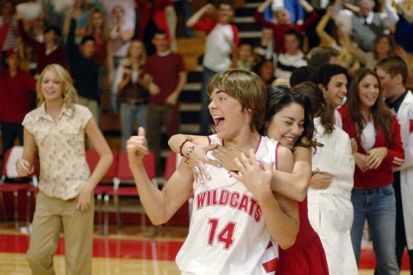 Kolejna rola... uczyniła Vanessę Hudgens sławną. W 2006 roku artystka wcieliła się w Gabriellę Montez w muzyczynym filmie dla młodzieży "High School Musical" - opowieści o kapitanie drużyny koszykówki i nowej, zdolnej uczennicy, którzy biorą udział w przesłuchaniach do szkolnego musicalu. Premierę filmu Kenny'ego Ortegi na amerykańskim Disney Channel oglądało aż 17,2 miliona widzów (był to wówczas rekord w historii amerykańskiej telewizji kablowej), dzięki czemu odtwórcy głównych ról - Hudgens i Zac Efron - szybko stali się idolami nastolatków.