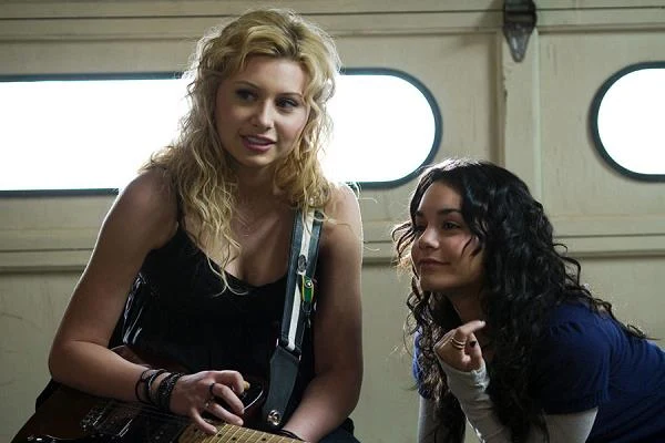 Kolejna filmowa rola Hudgens również oscylowała w klimatach muzycznych. W obrazie "Bandslam" (2009) artystka zagrała wraz z Aly Michalką i Gaelanem Connellem członka młodzieżowej kapeli rockowej.