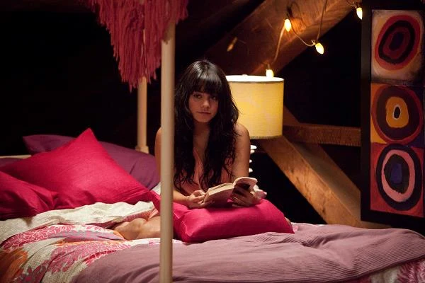 Następnie aktorkę można było oglądać w nowej filmowej wersji klasycznej baśni "Piękna i bestia". Bohaterem "Bestii" (2011) Daniela Barnza jest rozpieszczony nastolatek (Alex Pettyfer), który zostaje zmieniony w kreaturę i aby odzyskać swój wygląd, musi odnaleźć prawdziwą miłość. Oczywiście w osobie Vanessy Hudgens.