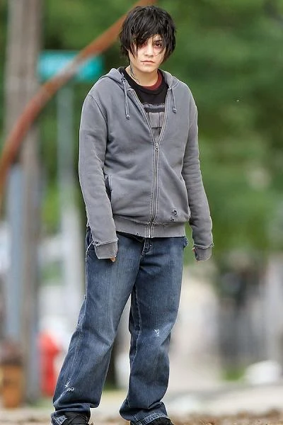 Najnowszy film z Hudgens w roli głównej - "Gimme Shelter" (2013) Rona Kraussa - opowiada o nastolatce, która ma już dość znęcajacej się nad nią fizycznie i psychicznie, uzależnionej od narkotyków matki i ucieka z domu, by odnaleźć swojego biologicznego ojca.