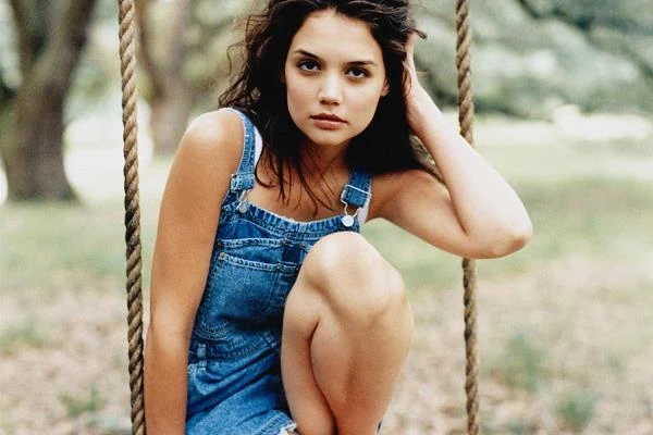 Katie Holmes, aktorka o wyglądzie, który w Stanach Zjednoczonych określany jest mianem "the girl next door" lub "All-American girl" (dziewczyna z sąsiedztwa), obchodzi w środę, 18 grudnia, 35. urodziny. Gwiazda równie dobrze znana z ekranu, co z kronik plotkarskich (głównie za sprawą związku z Tomem Cruise'em) urodziła się w Toledo, w stanie Ohio, jako najmłodsze z pięciorga dzieci Kathleen - gospodyni domowej i Martina - adwokata zajmującego się sprawami rozwodowymi.