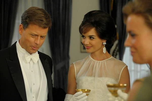 Niepowodzenia na dużym ekranie aktorka odbiła sobie nieco występując w miniserialu "The Kennedys", opowiadajacym o losach najsłynniejszej i najbardziej wpływowej rodziny w historii USA, w którym wcieliła się w rolę Jackie Kennedy. Jej męża, słynnego JFK, zagrał Greg Kinnear.