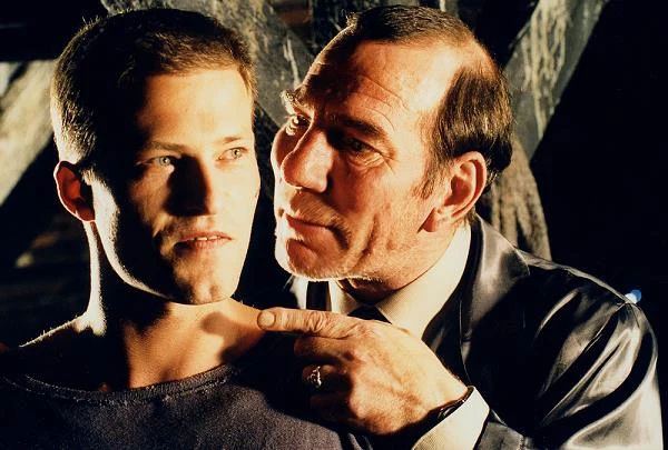 "Niemiecki aktor w polskim filmie, mówionym po angielsku - zaryzykowałem" - Maciej Dejczer przyznał, że zatrudnienie Tila Schweigera do roli w filmie "Bandyta" okazło sie strzałem w dziesiątkę, Niemiec otrzymał Złote Lwy dla najlepszego aktora na festiwlau w Gdyni.  Aktor wcielił się w tytułowego tytułowego bohatera - angielskiego przestępcę, w którego żyłach płynie także polska  krew - zesłanego w ramach resocjalizacji do dziecięcego szpitala-sierocińca w Rumunii i przechodzącego tam głęboką, wewnętrzną przemianę.
