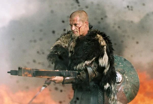 Rok później w hsitorycznym dramacie "Król Artur" w reżyserii Antoine'a Fuqui zagrał Cynrica, jednego z Rycerzy Okrągłego Stołu.

