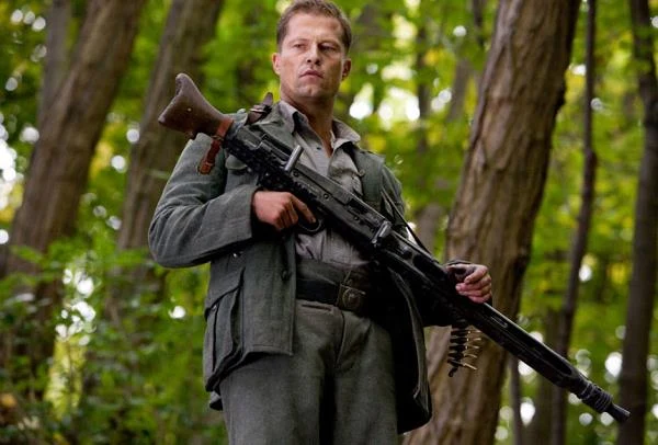 Kręcąc w Niemczech "Bękarty wojny" Quentin Tarantino obsadził niemieckiego aktora w niewielkiej roli jednego z tytułowych bękartów.