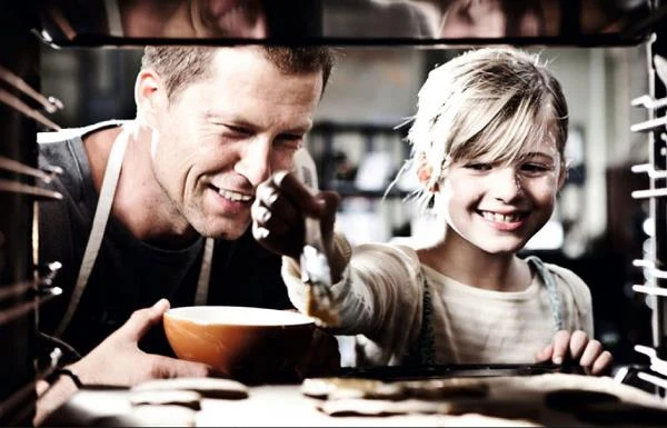 Til Schweiger nie ogranicza się tylko do kariery aktorskiej. Ma na koncie 8 tytułów w charakterze reżysera, przy wielu z nich pełni również obowiązki producenta.W niemieckiej komedii "Tata do pary" - na zdjęciu - wcielił się w scenarzystę, w którego życiu niespodziewanie pojawia sie 8-letnia dziewczynka.