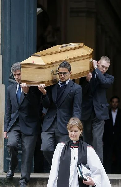 Kate Barry zginęła 11 grudnia wskutek upadku z czwartego piętra mieszkania w Paryżu. Niewykluczone, że był to krok samobójczy.