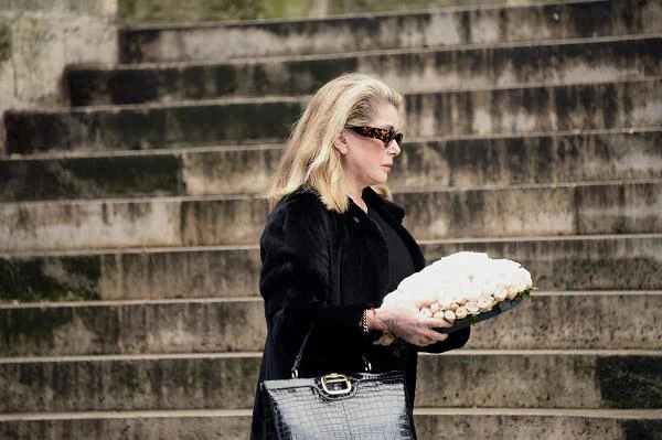 Wśród gwiazd, które towarzyszyły Kate Barry w ostatniej drodze życia, znalazły się m.in. Catherine Deneuve (na zdjęciu), Carla Bruni-Sarkozy, Nathalie Baye, Michel Piccoli oraz Charlote Gainsbourg.