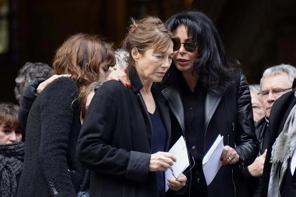 Kate Barry była córką brytyjskiej piosenkarki i aktorki Jane Birkin oraz nieżyjącego już brytyjskiego kompozytora Johna Barry'ego, znanego przede wszystkim z oprawy dźwiękowej do filmowych przygód Jamesa Bonda.